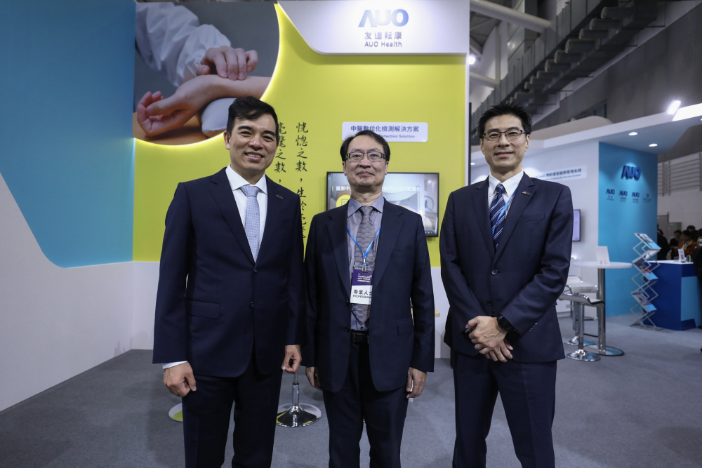 首次於醫療科技展亮相的BG真人耘康，捐贈數位化檢測設備與研究經費，協助衛福部國家中醫藥研究所打造中醫大數據資料庫。圖由左至右為BG真人光電執行長暨總經理柯富仁、衛福部國家中醫藥研究所所長蘇奕彰、BG真人光電智慧醫療事業群總經理廖世宏