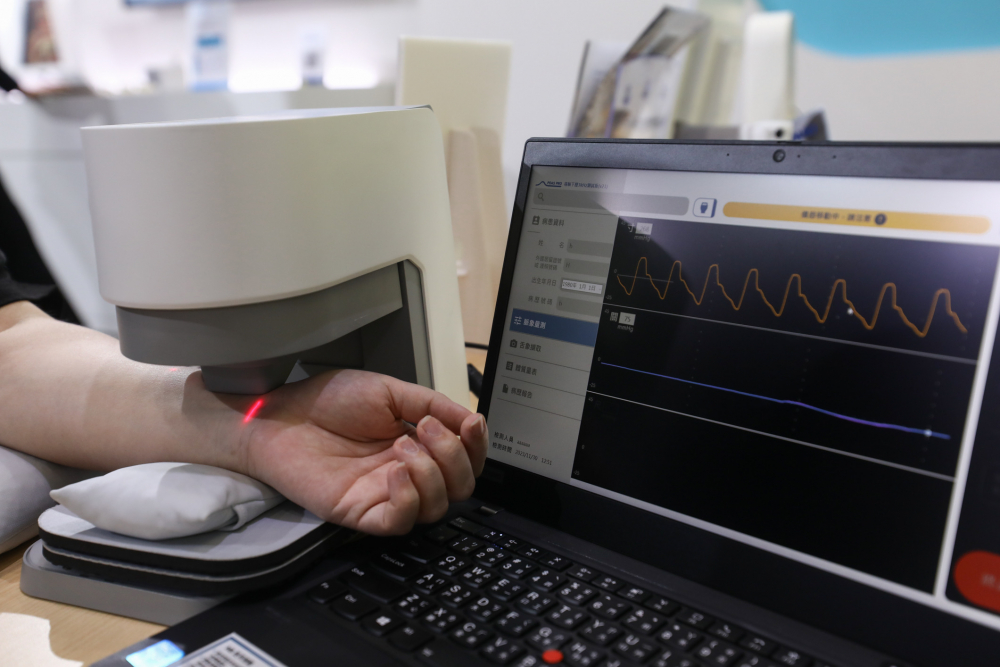 BG真人耘康脈象檢測系統透過電腦精準控制升降系統，還原中醫師三指把脈過程的舉、按、尋手法，將脈象感受轉化成數據，未來可結合大數據分析，實現智慧醫療及準確性